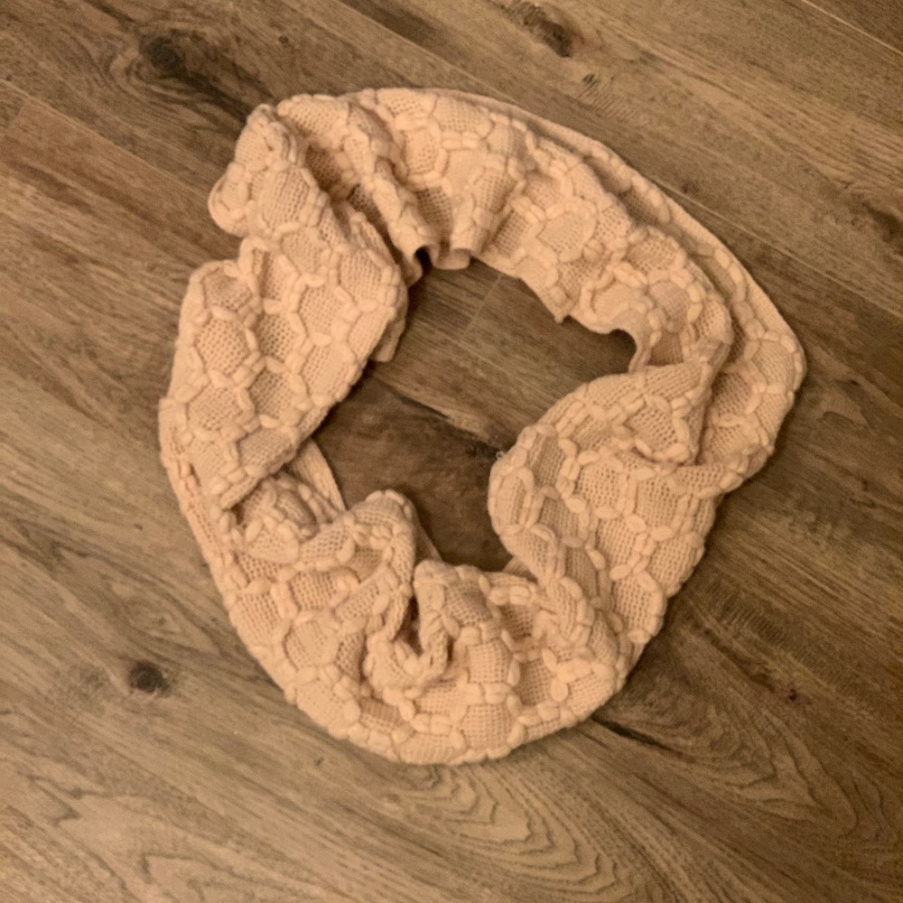 Cream patterned knit circle scarf!!